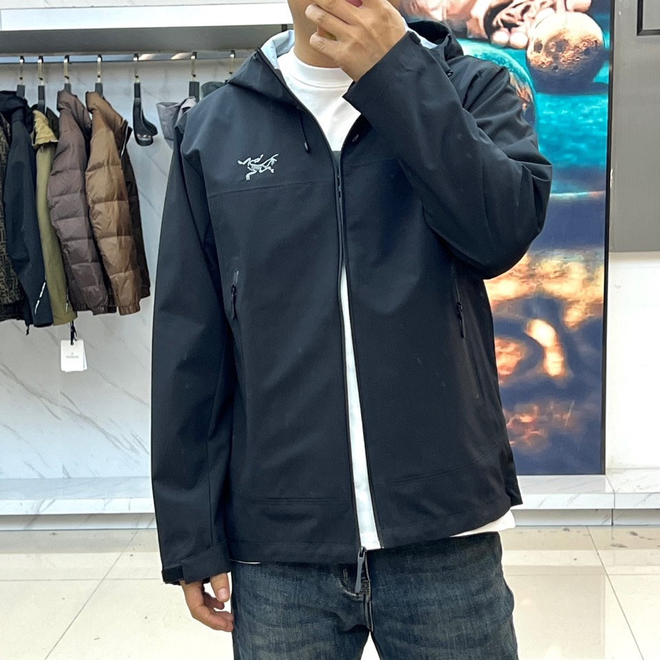 Arcteryx 始祖鸟、2025秋冬新款冲锋衣以经典黑色演绎专业户外美学。这款连帽冲锋衣采用品牌独家G