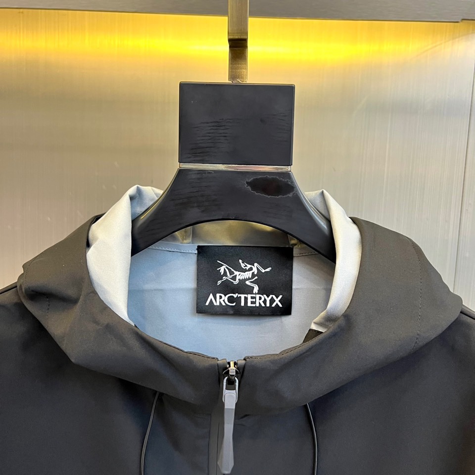 Arcteryx 始祖鸟、2025秋冬新款冲锋衣以经典黑色演绎专业户外美学。这款连帽冲锋衣采用品牌独家G