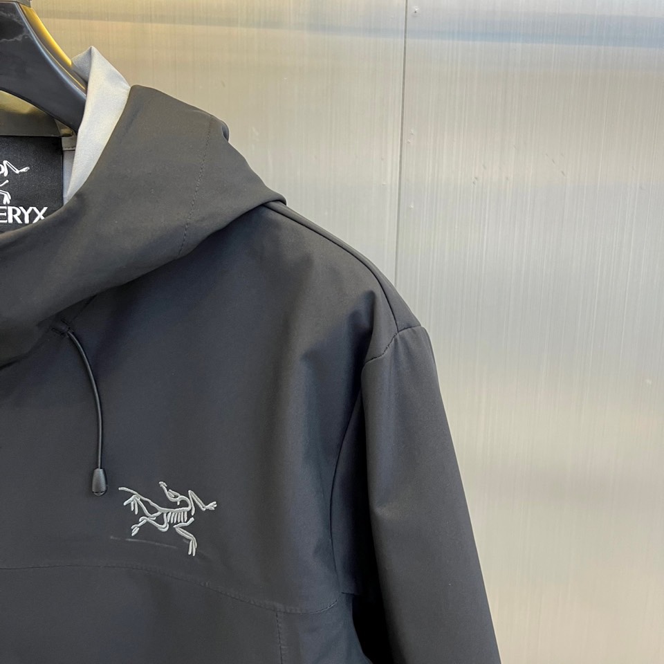 Arcteryx 始祖鸟、2025秋冬新款冲锋衣以经典黑色演绎专业户外美学。这款连帽冲锋衣采用品牌独家G