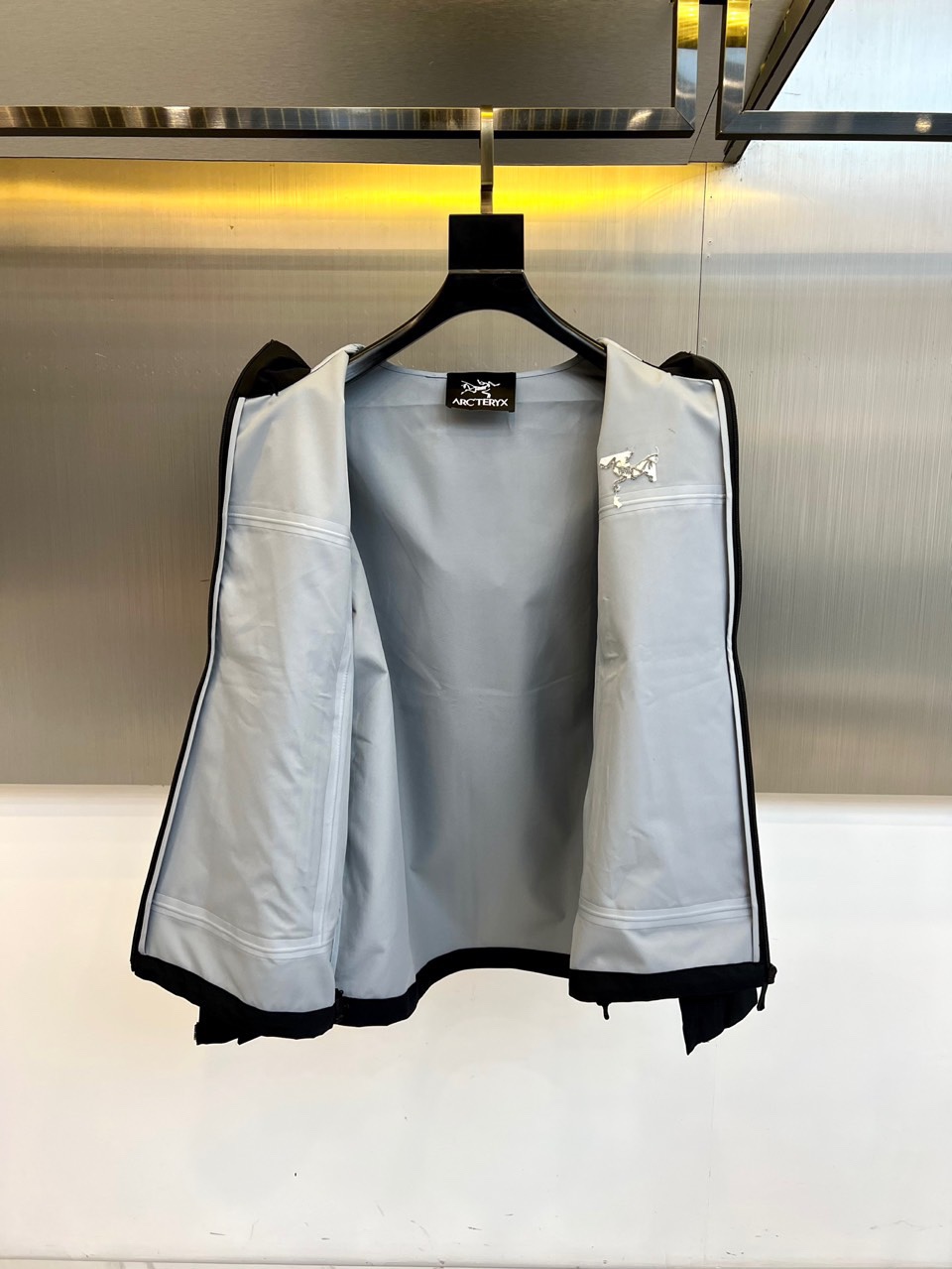 Arcteryx 始祖鸟、2025秋冬新款冲锋衣以经典黑色演绎专业户外美学。这款连帽冲锋衣采用品牌独家G