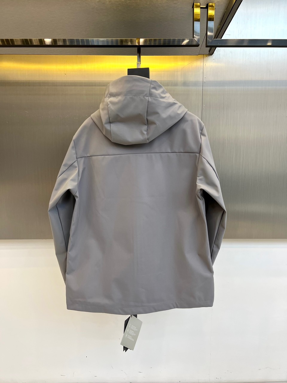 Arcteryx 始祖鸟、2025秋冬新款冲锋衣以浅灰色调诠释专业户外美学。这款连帽冲锋衣采用品牌独家G