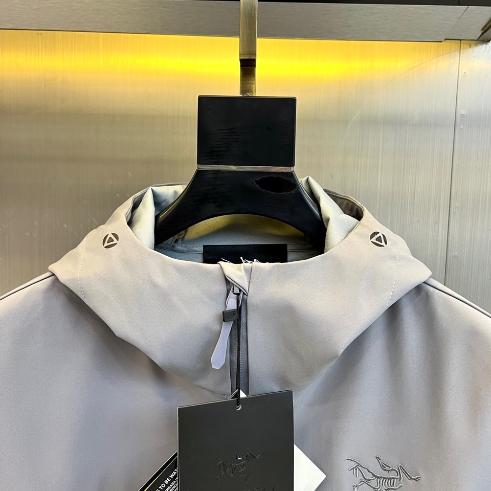 Arcteryx 始祖鸟、2025秋冬新款冲锋衣以浅灰色调诠释专业户外美学。这款连帽冲锋衣采用品牌独家G