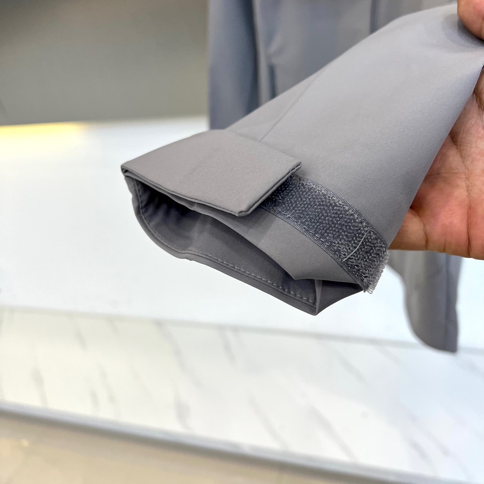 Arcteryx 始祖鸟、2025秋冬新款冲锋衣以浅灰色调诠释专业户外美学。这款连帽冲锋衣采用品牌独家G