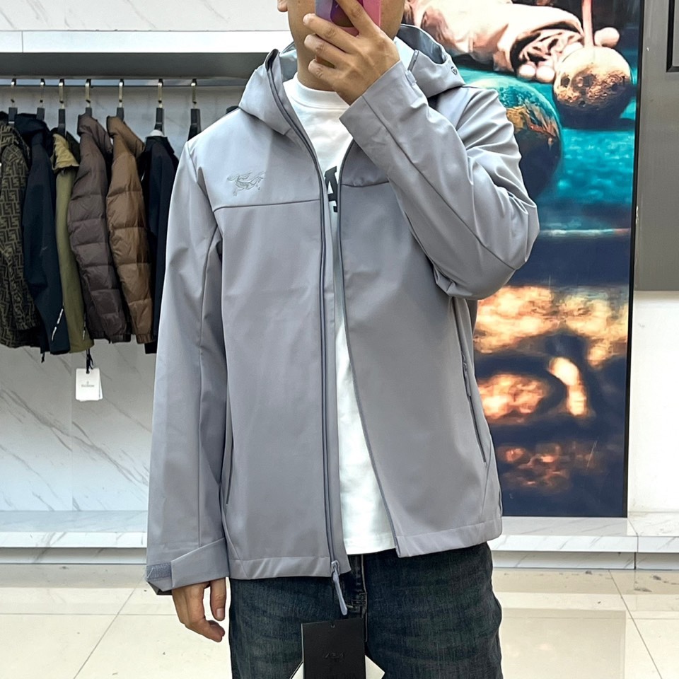 Arcteryx 始祖鸟、2025秋冬新款冲锋衣以浅灰色调诠释专业户外美学。这款连帽冲锋衣采用品牌独家G