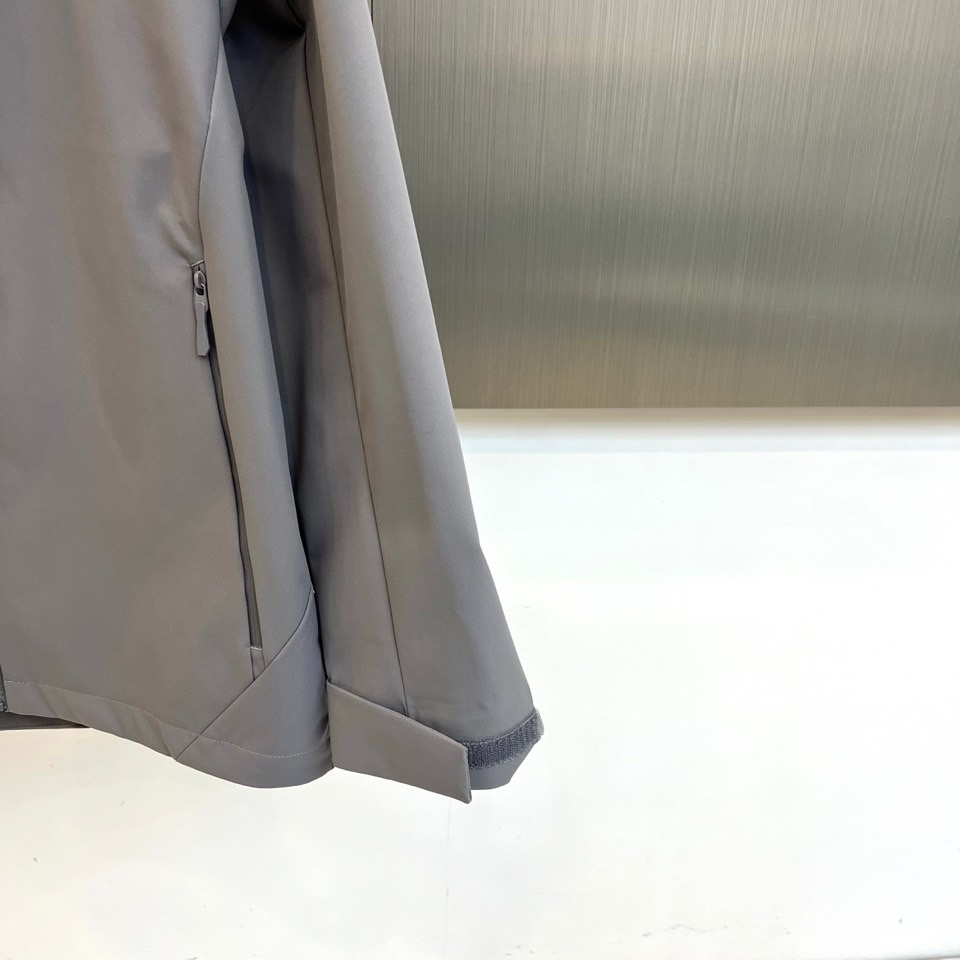 Arcteryx 始祖鸟、2025秋冬新款冲锋衣以浅灰色调诠释专业户外美学。这款连帽冲锋衣采用品牌独家G