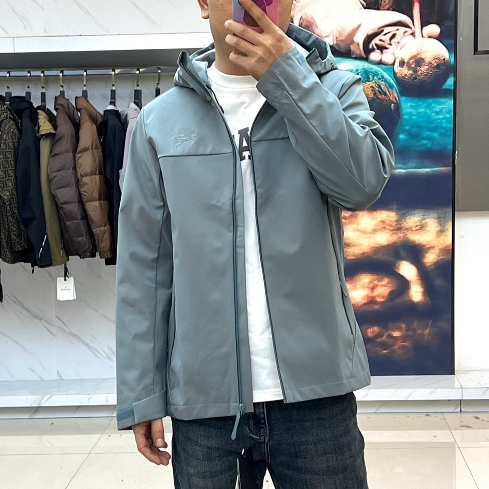 Arcteryx 始祖鸟、2025秋冬新款冲锋衣以浅灰色调诠释专业户外美学。这款连帽冲锋衣采用品牌独家G