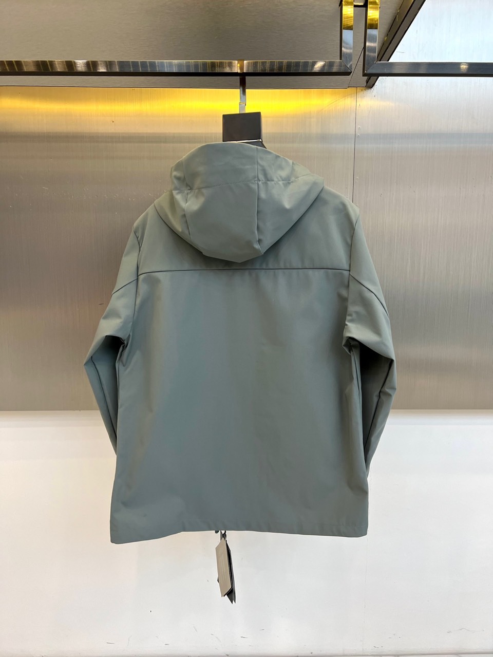 Arcteryx 始祖鸟、2025秋冬新款冲锋衣以浅灰色调诠释专业户外美学。这款连帽冲锋衣采用品牌独家G