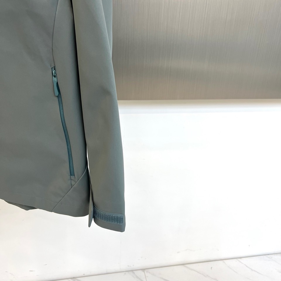 Arcteryx 始祖鸟、2025秋冬新款冲锋衣以浅灰色调诠释专业户外美学。这款连帽冲锋衣采用品牌独家G