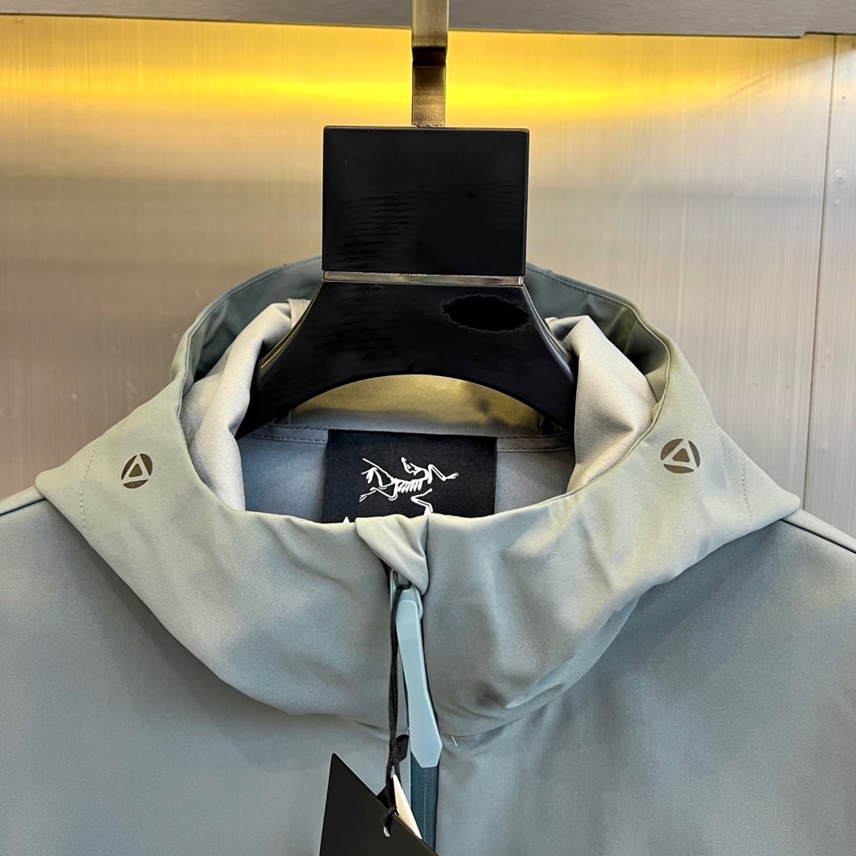 Arcteryx 始祖鸟、2025秋冬新款冲锋衣以浅灰色调诠释专业户外美学。这款连帽冲锋衣采用品牌独家G