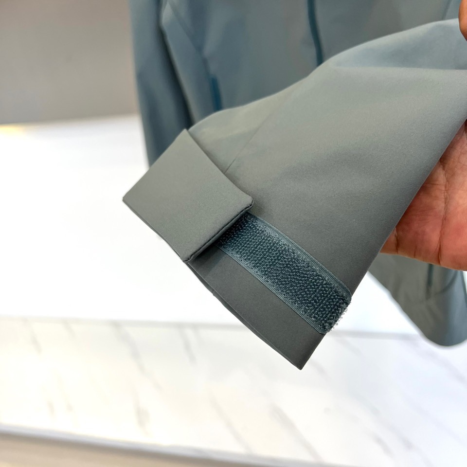 Arcteryx 始祖鸟、2025秋冬新款冲锋衣以浅灰色调诠释专业户外美学。这款连帽冲锋衣采用品牌独家G