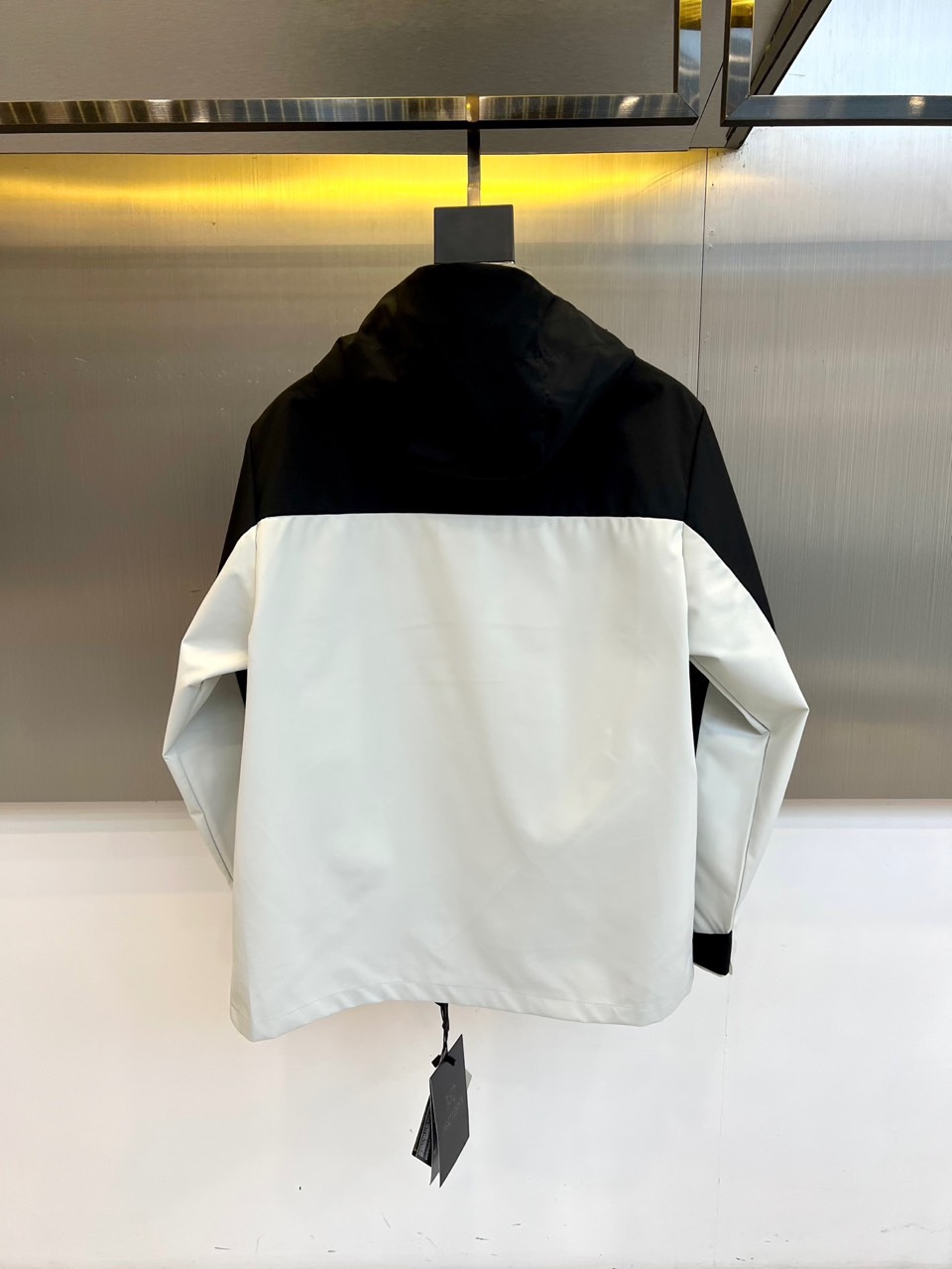 Arcteryx 始祖鸟、2025秋冬新款STERLING冲锋衣以经典黑白撞色演绎户外机能美学。这款连帽