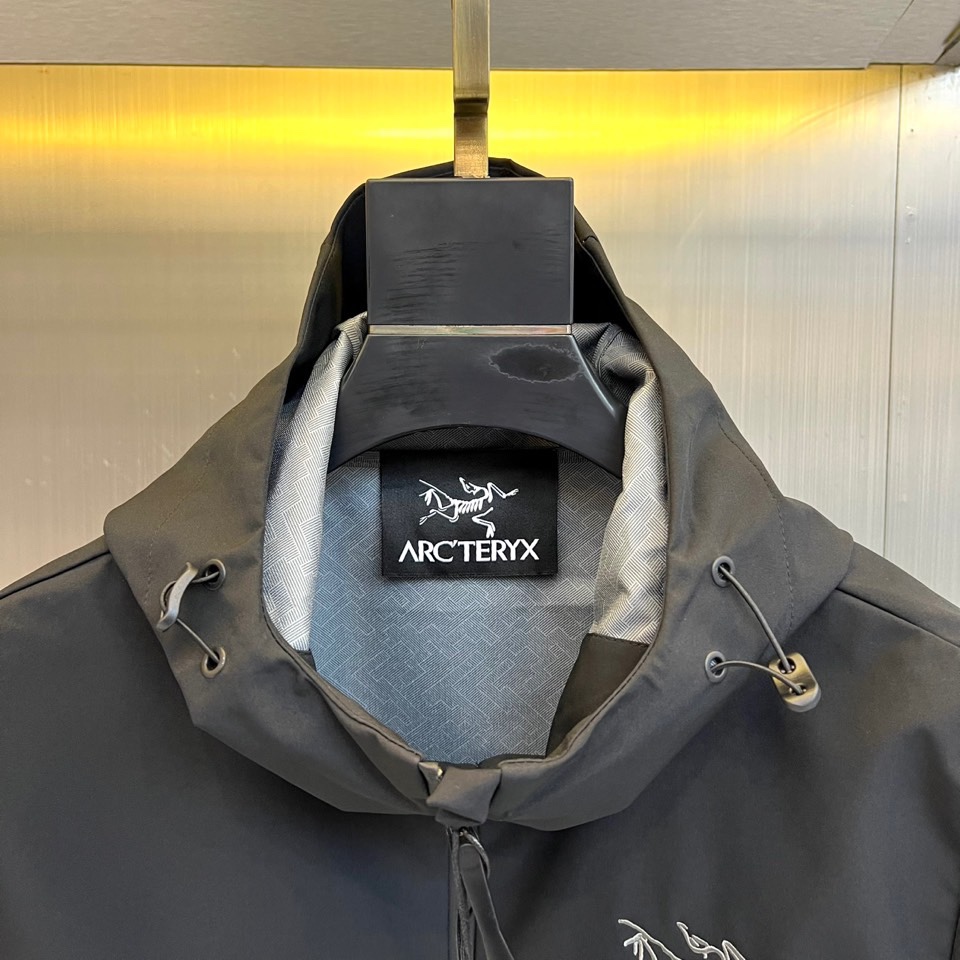 Arcteryx 始祖鸟、2025秋冬新款STERLING冲锋衣以经典黑白撞色演绎户外机能美学。这款连帽