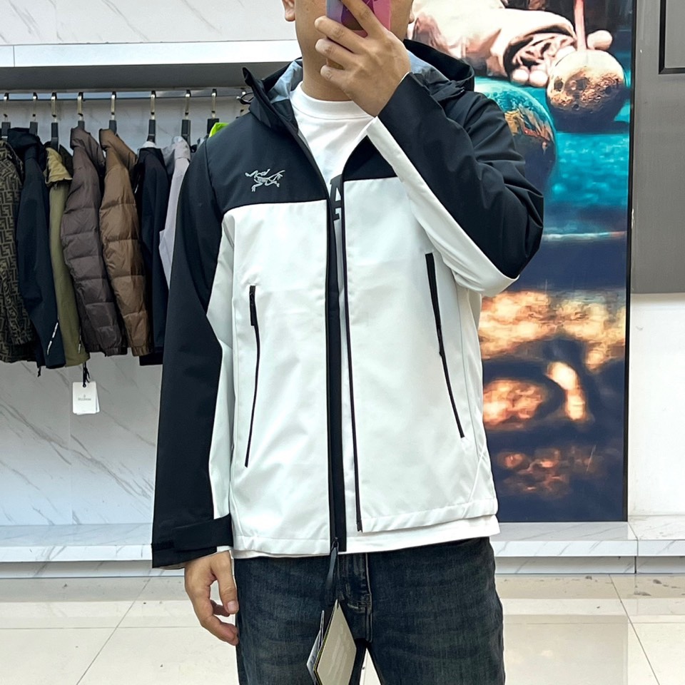 Arcteryx 始祖鸟、2025秋冬新款STERLING冲锋衣以经典黑白撞色演绎户外机能美学。这款连帽