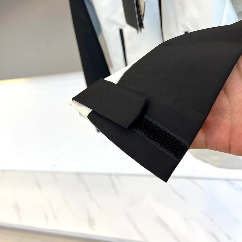 Arcteryx 始祖鸟、2025秋冬新款STERLING冲锋衣以经典黑白撞色演绎户外机能美学。这款连帽