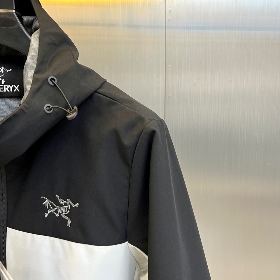 Arcteryx 始祖鸟、2025秋冬新款STERLING冲锋衣以经典黑白撞色演绎户外机能美学。这款连帽