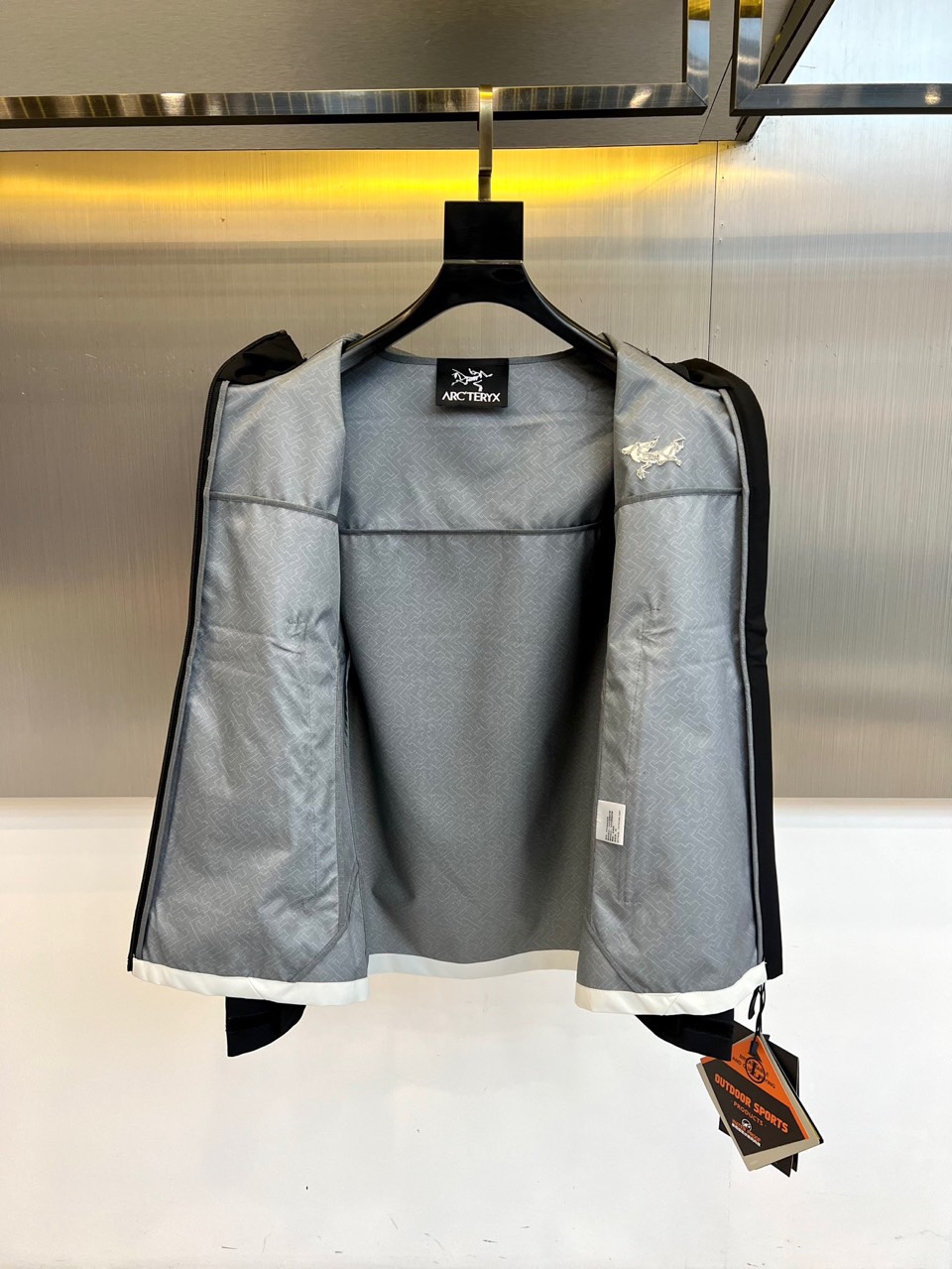 Arcteryx 始祖鸟、2025秋冬新款STERLING冲锋衣以经典黑白撞色演绎户外机能美学。这款连帽