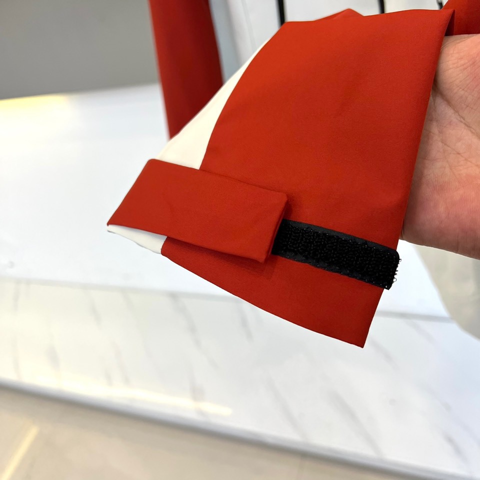 Arcteryx 始祖鸟、2025秋冬新款STERLING冲锋衣以经典黑白撞色演绎户外机能美学。这款连帽