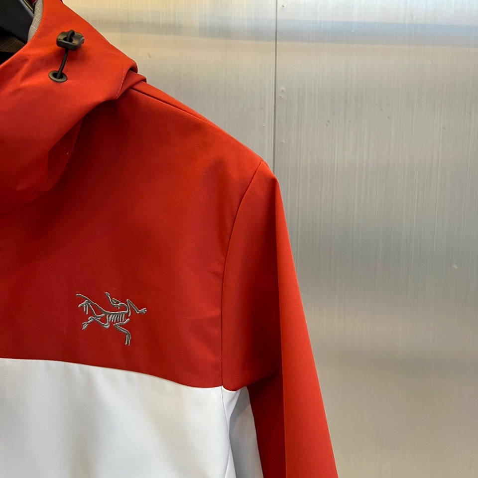 Arcteryx 始祖鸟、2025秋冬新款STERLING冲锋衣以经典黑白撞色演绎户外机能美学。这款连帽