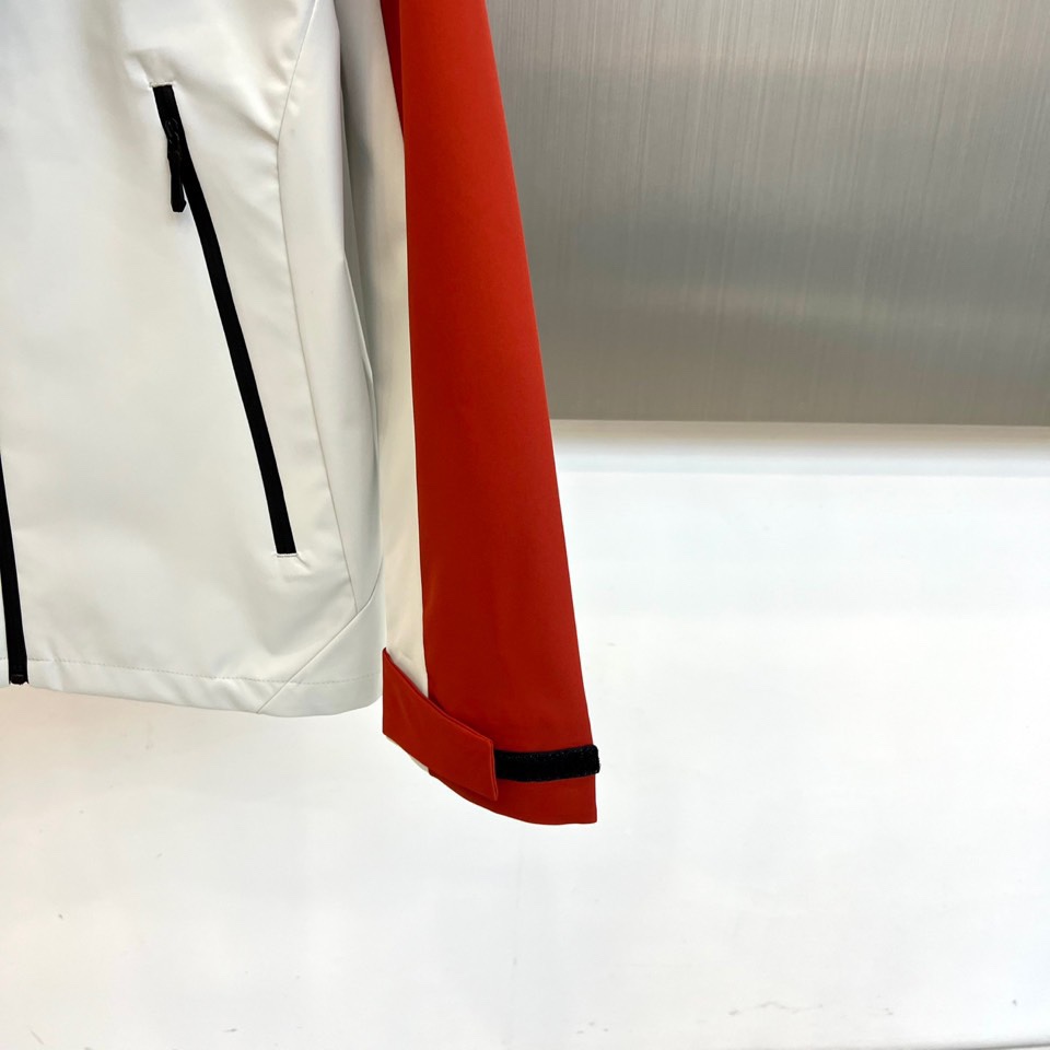 Arcteryx 始祖鸟、2025秋冬新款STERLING冲锋衣以经典黑白撞色演绎户外机能美学。这款连帽