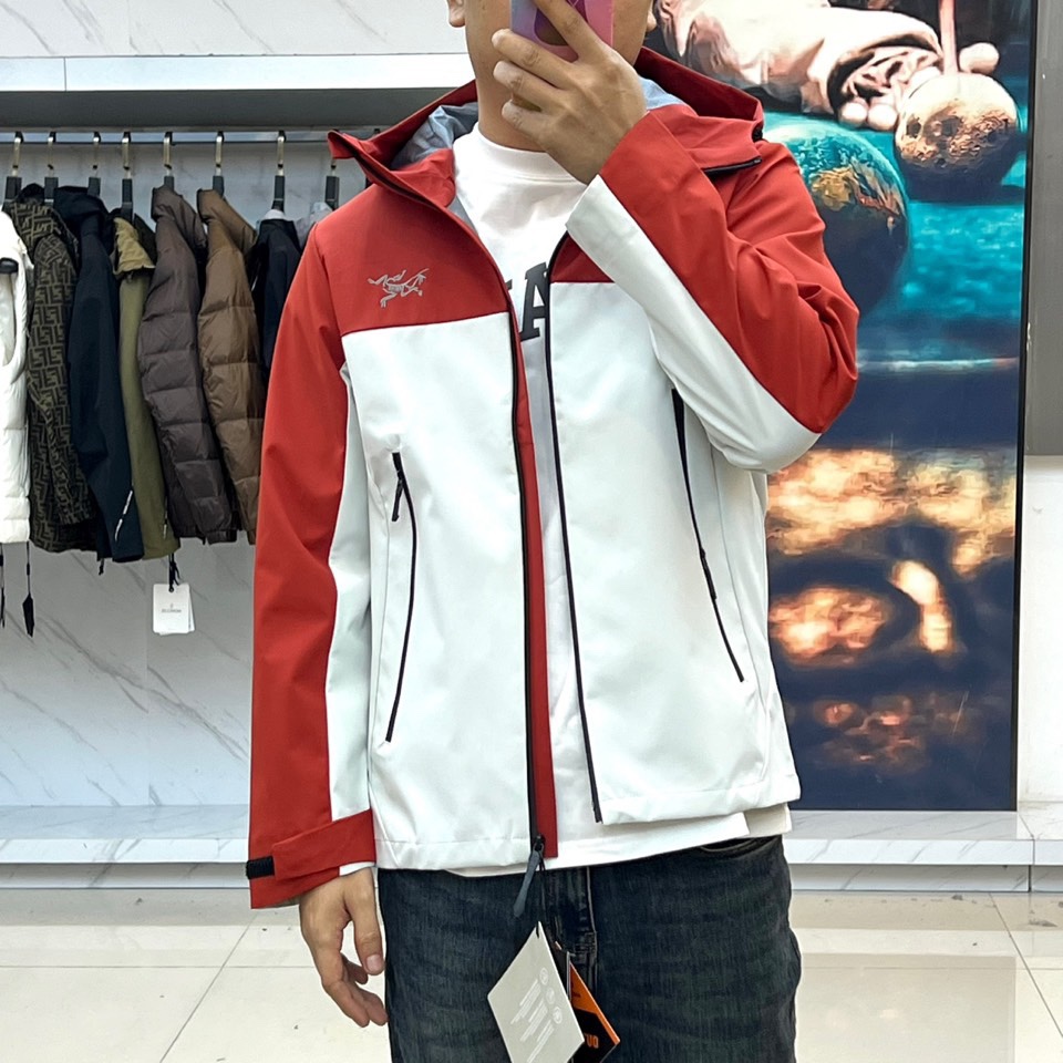 Arcteryx 始祖鸟、2025秋冬新款STERLING冲锋衣以经典黑白撞色演绎户外机能美学。这款连帽