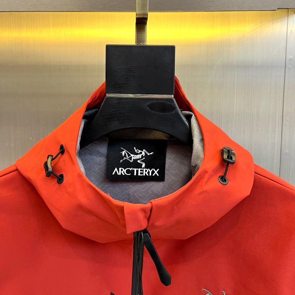 Arcteryx 始祖鸟、2025秋冬新款STERLING冲锋衣以经典黑白撞色演绎户外机能美学。这款连帽