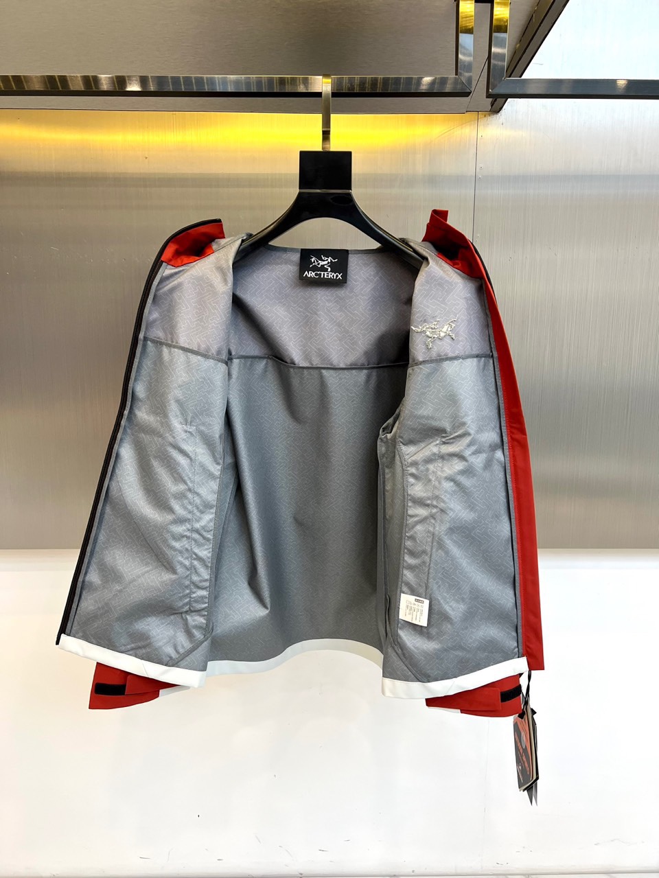 Arcteryx 始祖鸟、2025秋冬新款STERLING冲锋衣以经典黑白撞色演绎户外机能美学。这款连帽