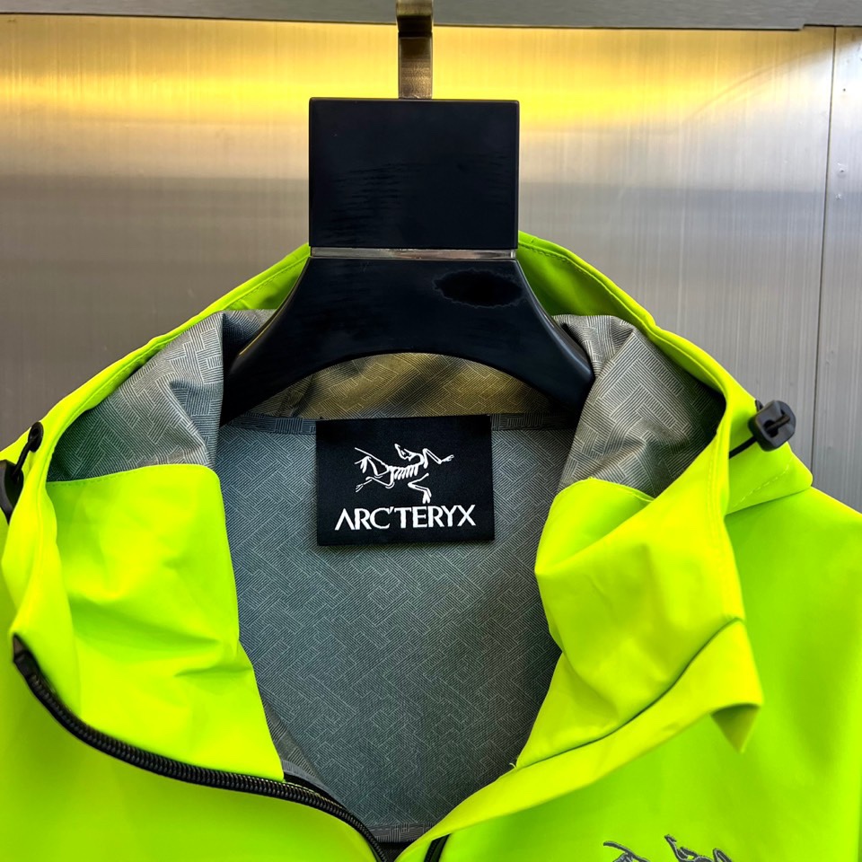 Arcteryx 始祖鸟、2025秋冬新款STERLING冲锋衣以经典黑白撞色演绎户外机能美学。这款连帽