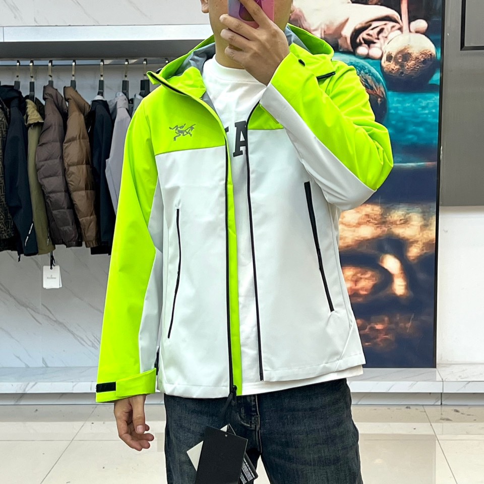 Arcteryx 始祖鸟、2025秋冬新款STERLING冲锋衣以经典黑白撞色演绎户外机能美学。这款连帽