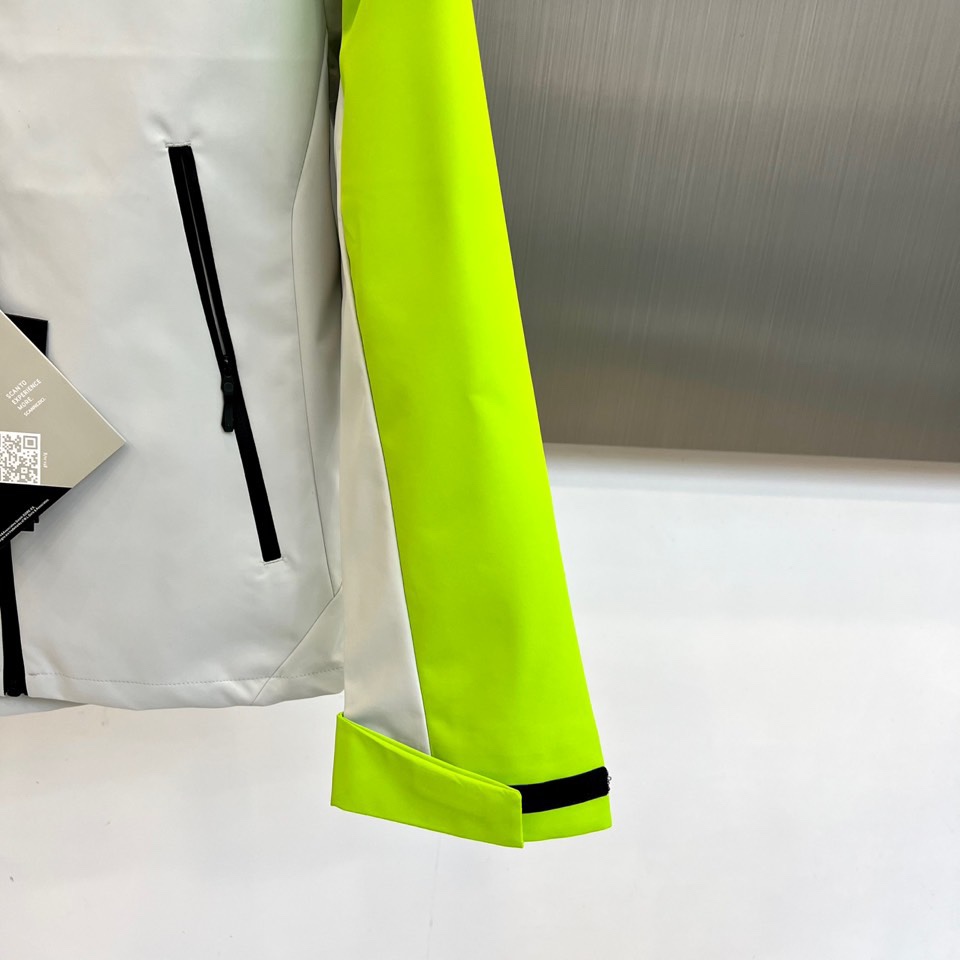 Arcteryx 始祖鸟、2025秋冬新款STERLING冲锋衣以经典黑白撞色演绎户外机能美学。这款连帽