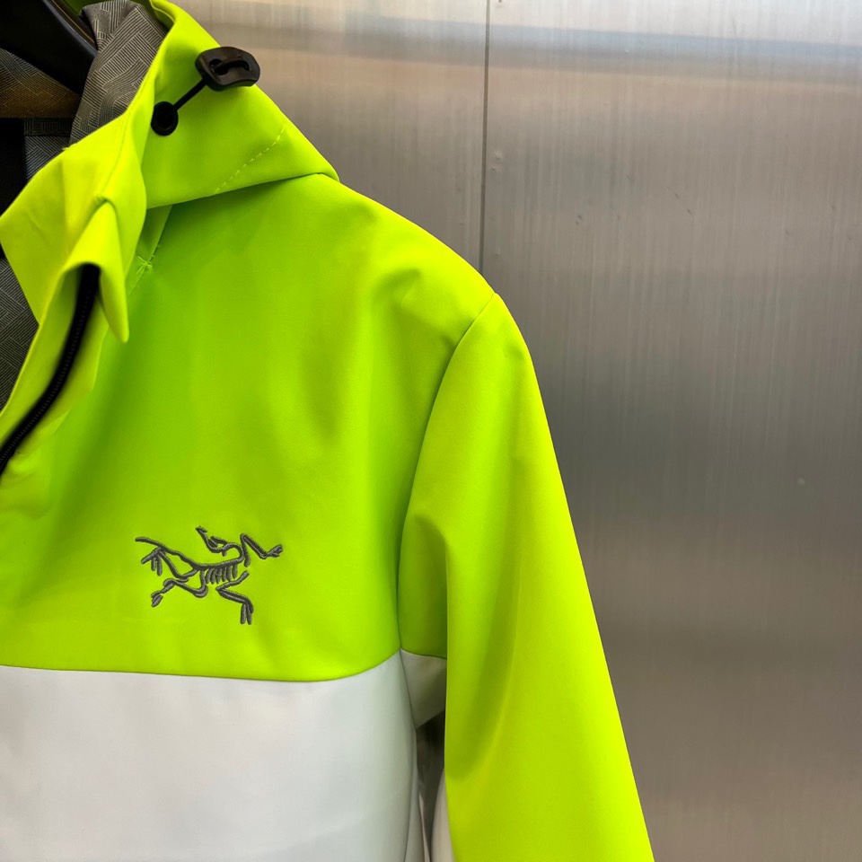Arcteryx 始祖鸟、2025秋冬新款STERLING冲锋衣以经典黑白撞色演绎户外机能美学。这款连帽