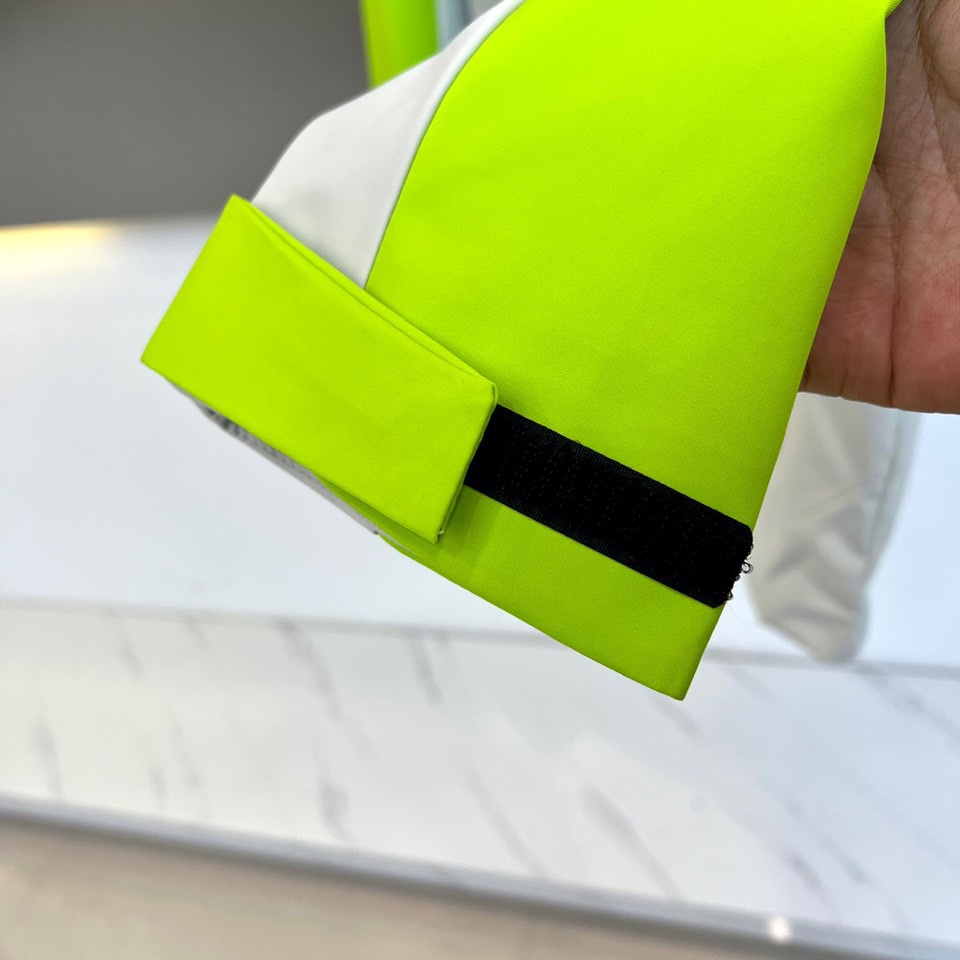 Arcteryx 始祖鸟、2025秋冬新款STERLING冲锋衣以经典黑白撞色演绎户外机能美学。这款连帽