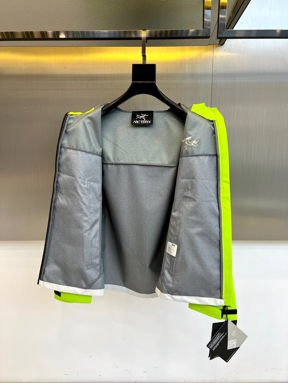 Arcteryx 始祖鸟、2025秋冬新款STERLING冲锋衣以经典黑白撞色演绎户外机能美学。这款连帽