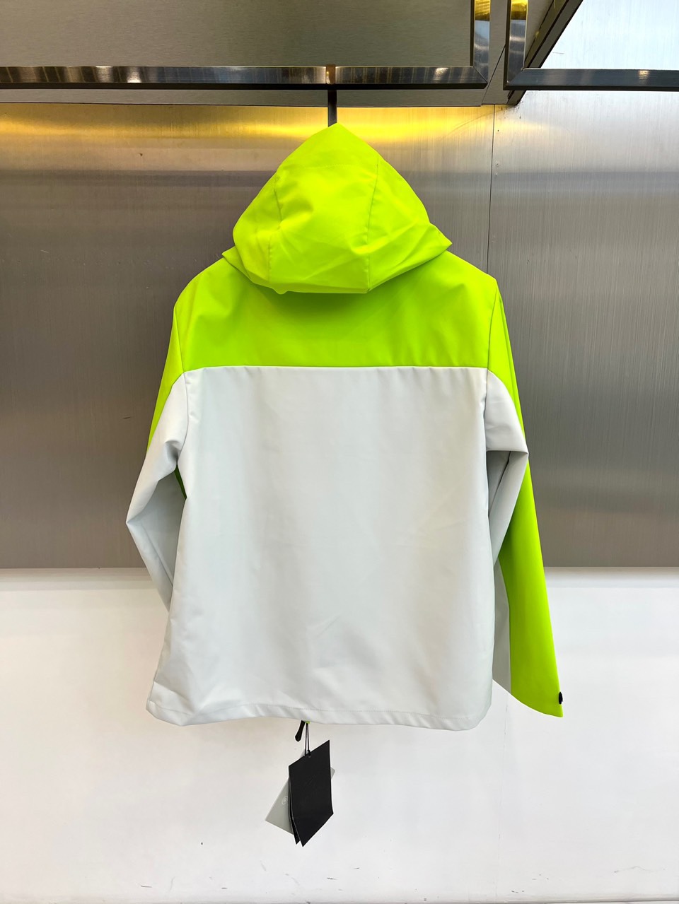 Arcteryx 始祖鸟、2025秋冬新款STERLING冲锋衣以经典黑白撞色演绎户外机能美学。这款连帽