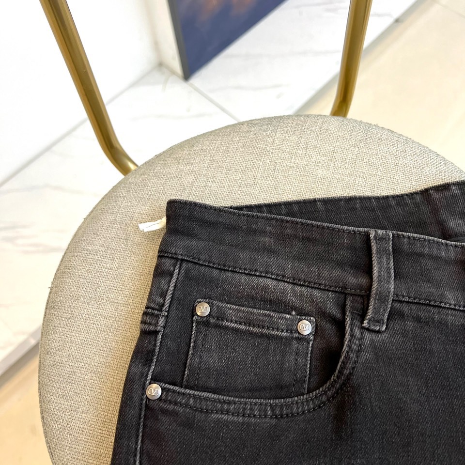 VT华伦天奴、2025秋冬新品黑色牛仔裤，以经典直筒剪裁重塑现代衣橱必备单品。采用高品质黑色水洗牛仔布打