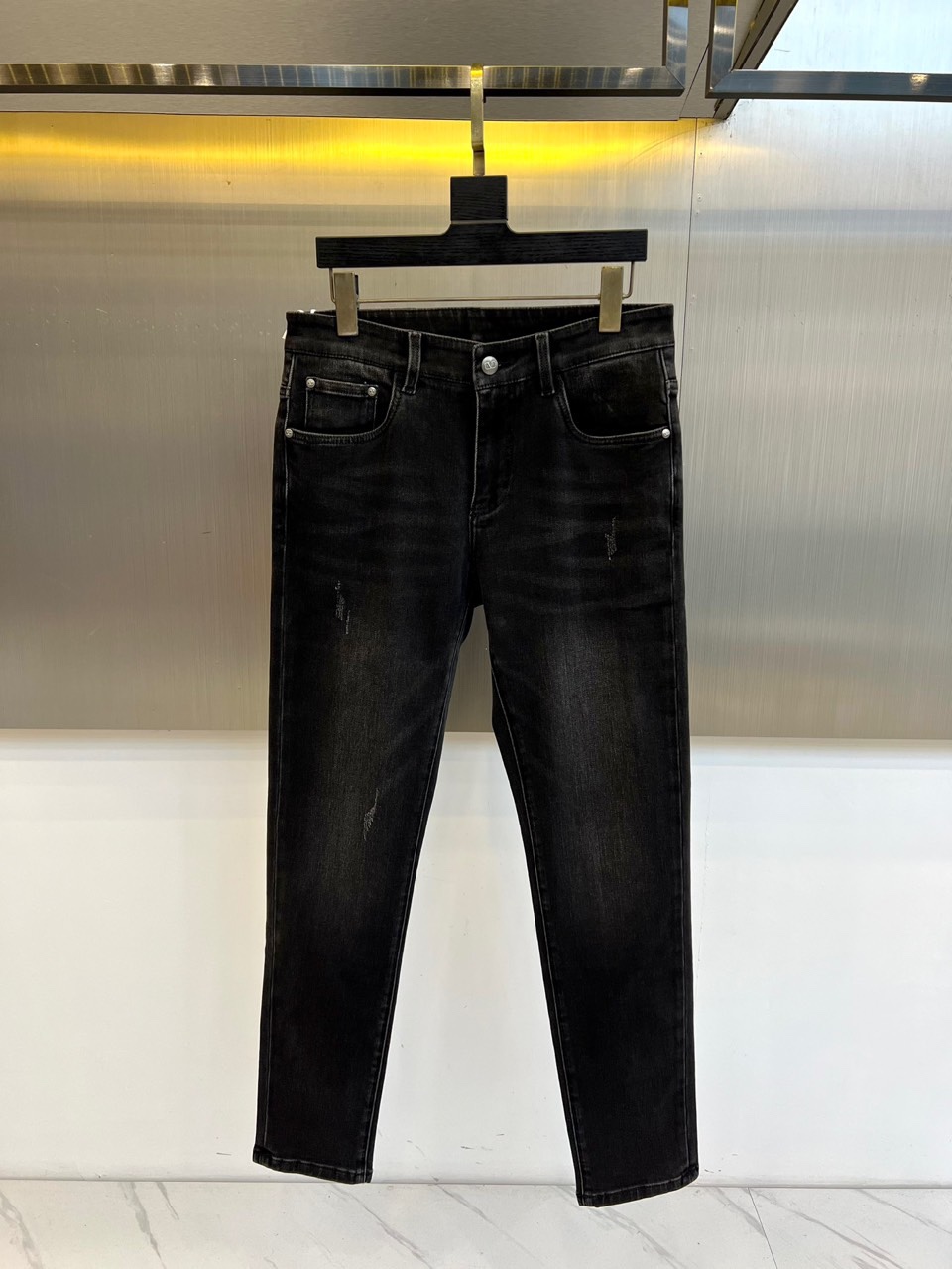 VT华伦天奴、2025秋冬新品黑色牛仔裤，以经典直筒剪裁重塑现代衣橱必备单品。采用高品质黑色水洗牛仔布打