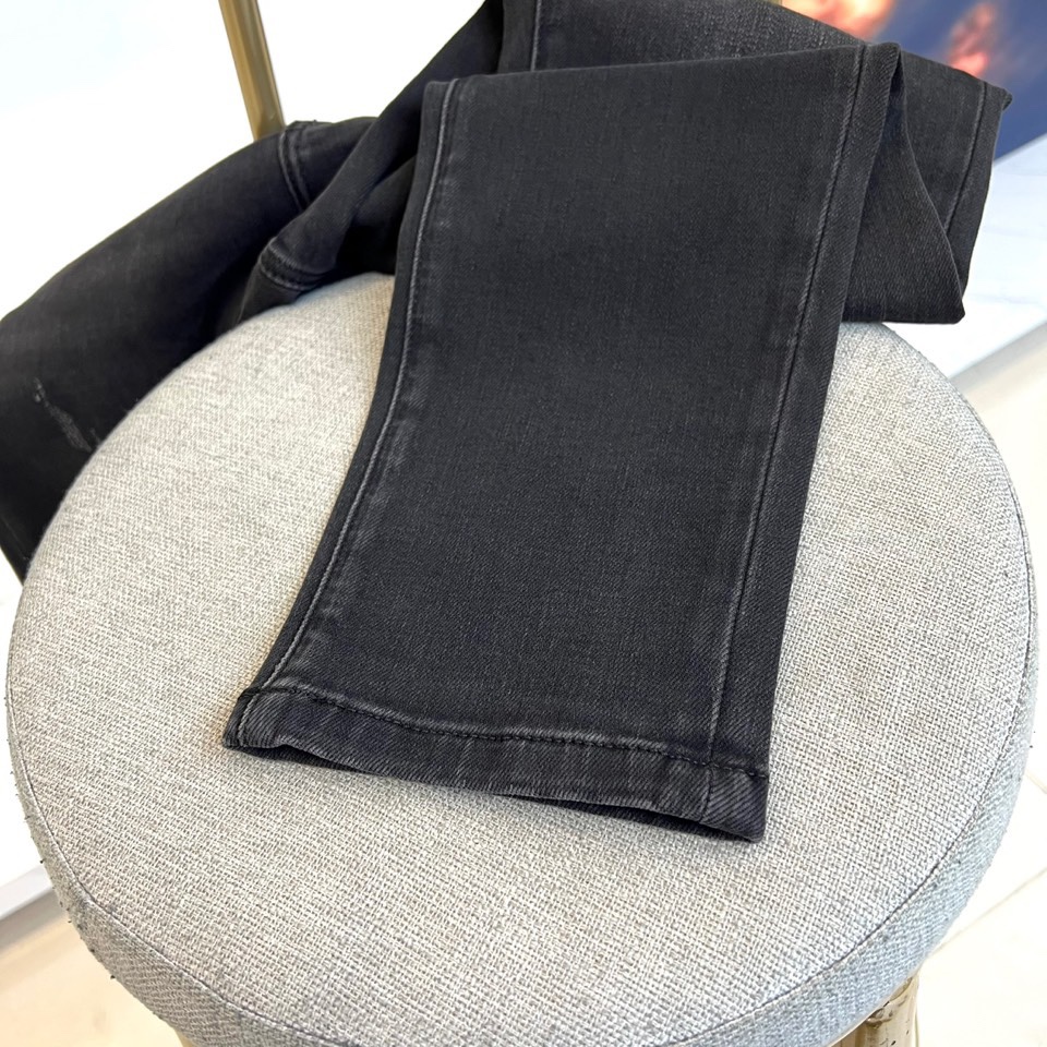 VT华伦天奴、2025秋冬新品黑色牛仔裤，以经典直筒剪裁重塑现代衣橱必备单品。采用高品质黑色水洗牛仔布打