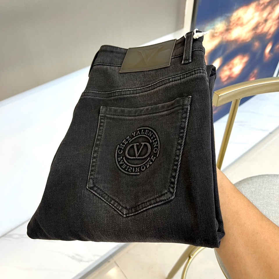 VT华伦天奴、2025秋冬新品黑色牛仔裤，以经典直筒剪裁重塑现代衣橱必备单品。采用高品质黑色水洗牛仔布打