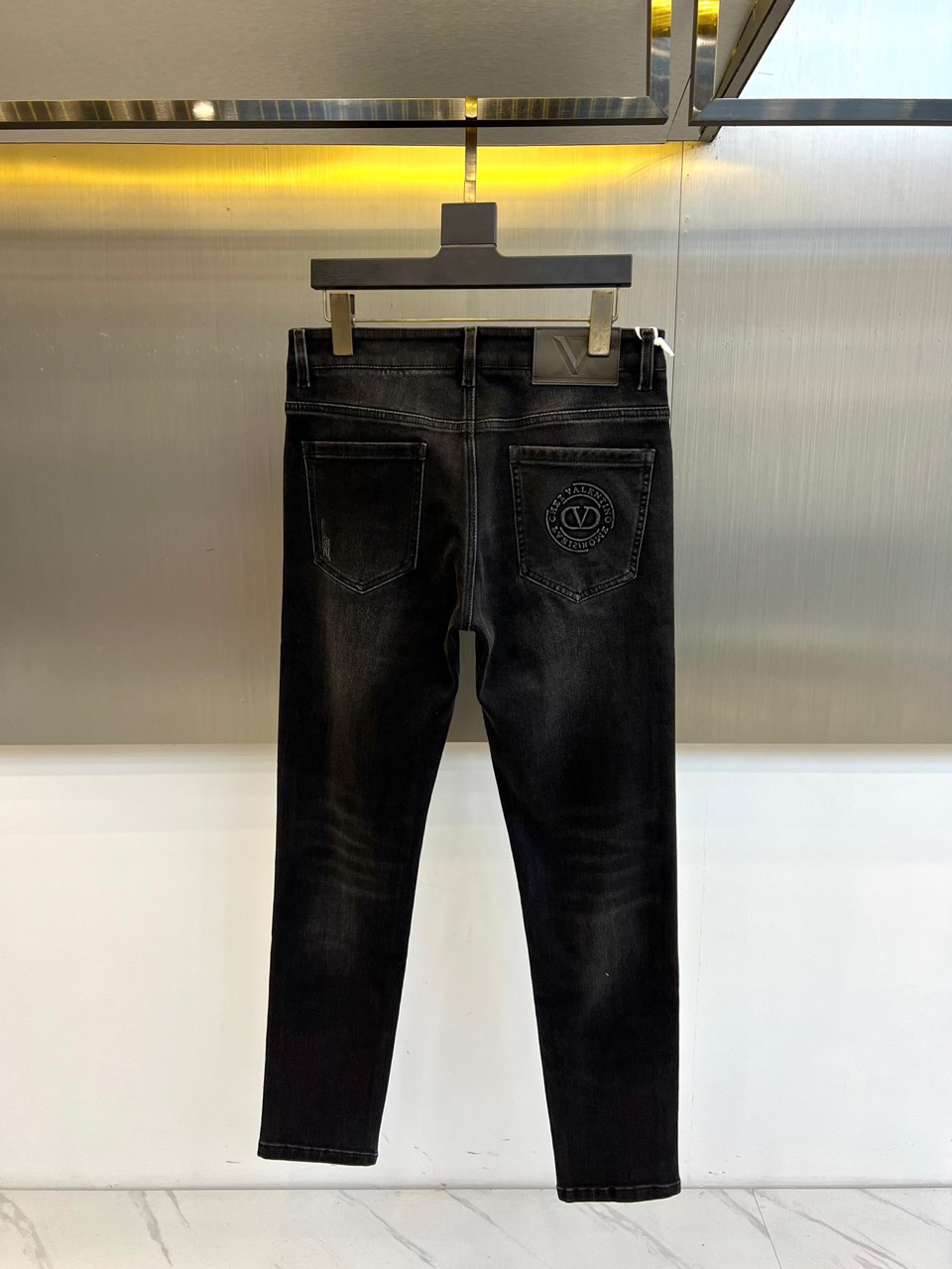 VT华伦天奴、2025秋冬新品黑色牛仔裤，以经典直筒剪裁重塑现代衣橱必备单品。采用高品质黑色水洗牛仔布打