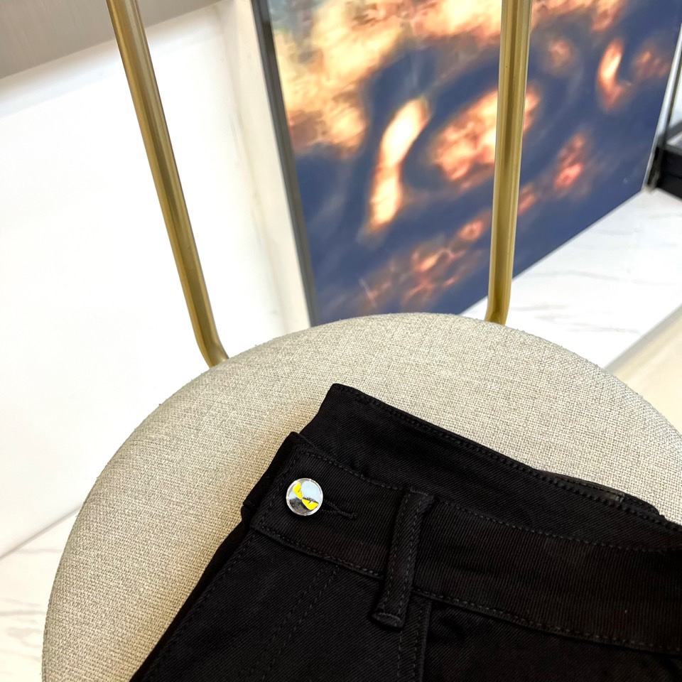 Fend芬迪、2025秋冬新品黑色牛仔裤，以极致纯黑诠释当代暗黑美学。后腰处装饰品牌标志性深色皮革标签，