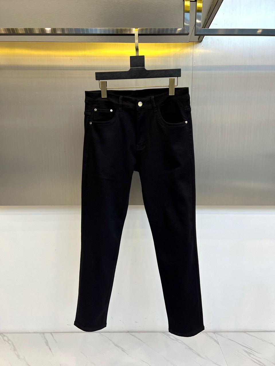 Fend芬迪、2025秋冬新品黑色牛仔裤，以极致纯黑诠释当代暗黑美学。后腰处装饰品牌标志性深色皮革标签，