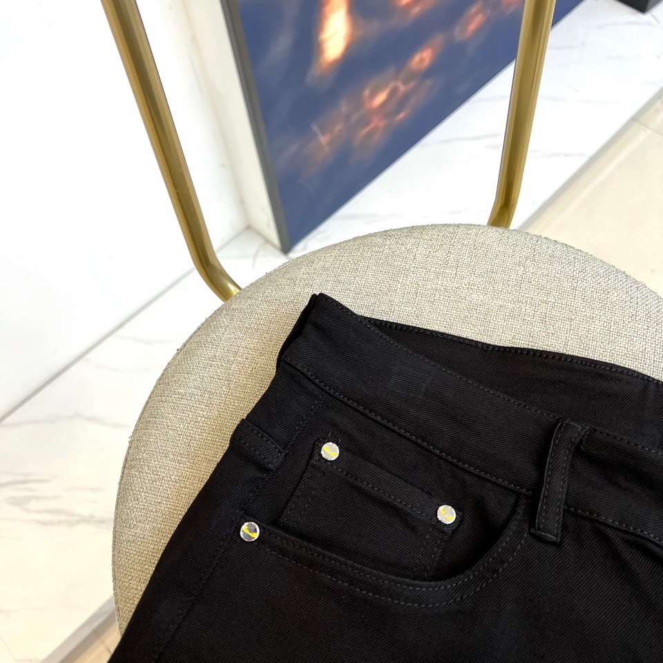 Fend芬迪、2025秋冬新品黑色牛仔裤，以极致纯黑诠释当代暗黑美学。后腰处装饰品牌标志性深色皮革标签，