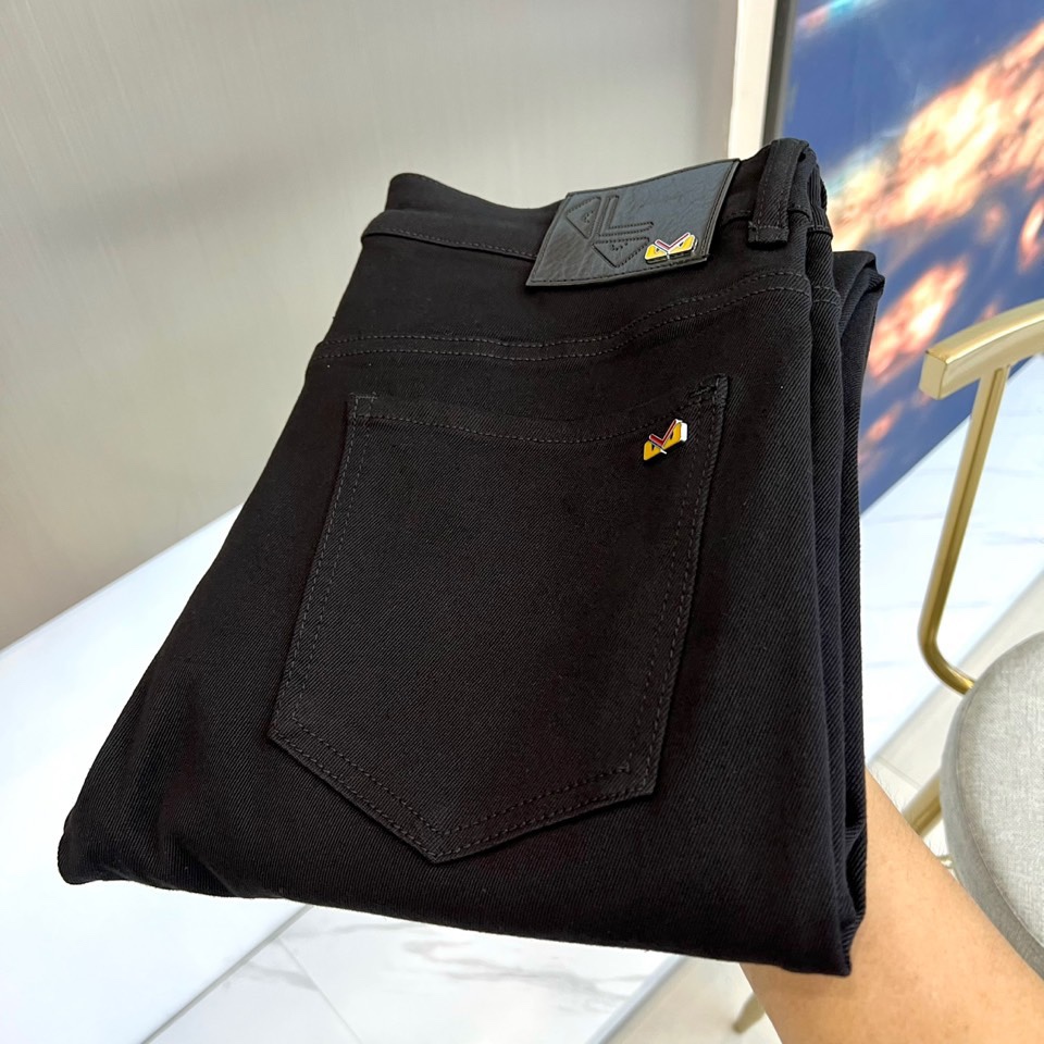 Fend芬迪、2025秋冬新品黑色牛仔裤，以极致纯黑诠释当代暗黑美学。后腰处装饰品牌标志性深色皮革标签，