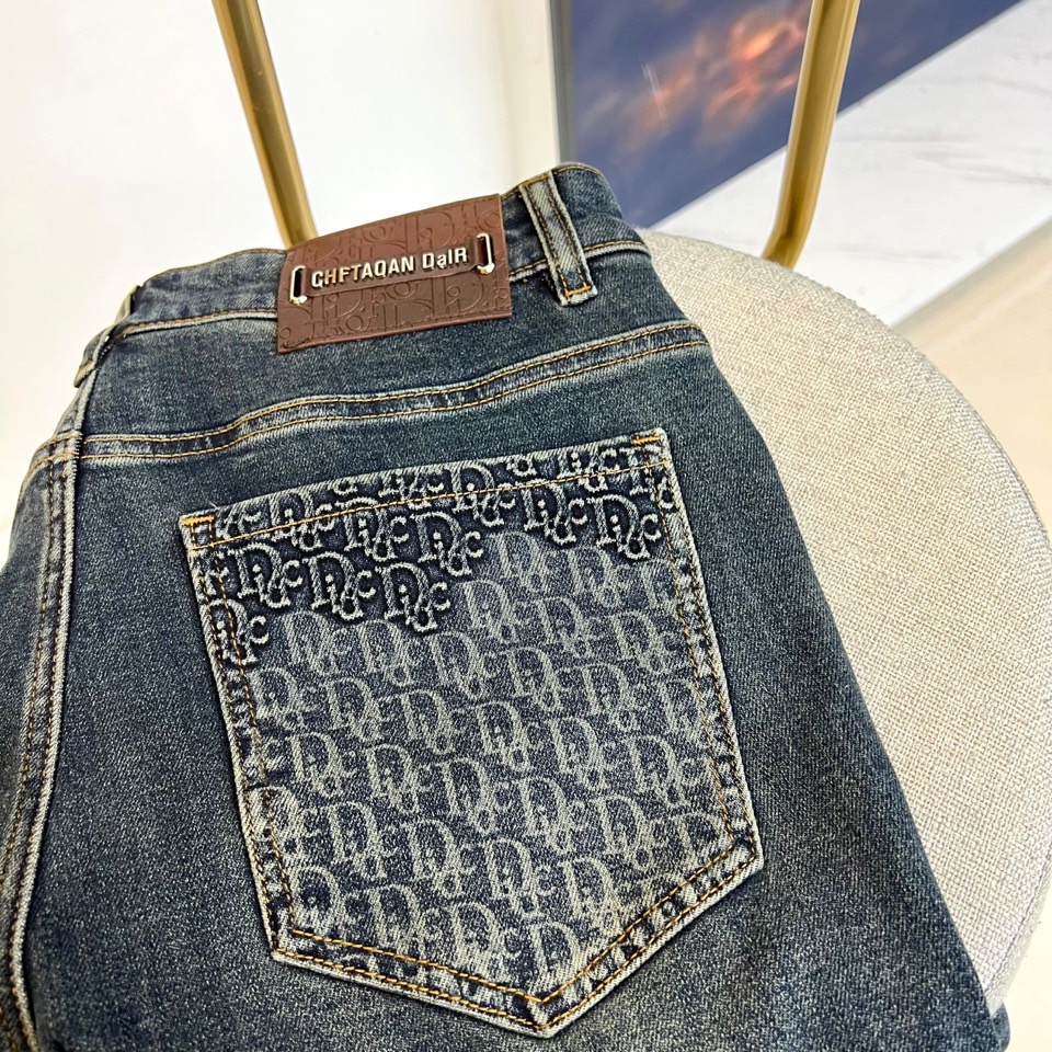 Dio迪奥、2025秋冬新品牛仔裤，以精湛工艺重新诠释经典丹宁单品。这款牛仔裤采用质感厚重的深蓝色牛仔面