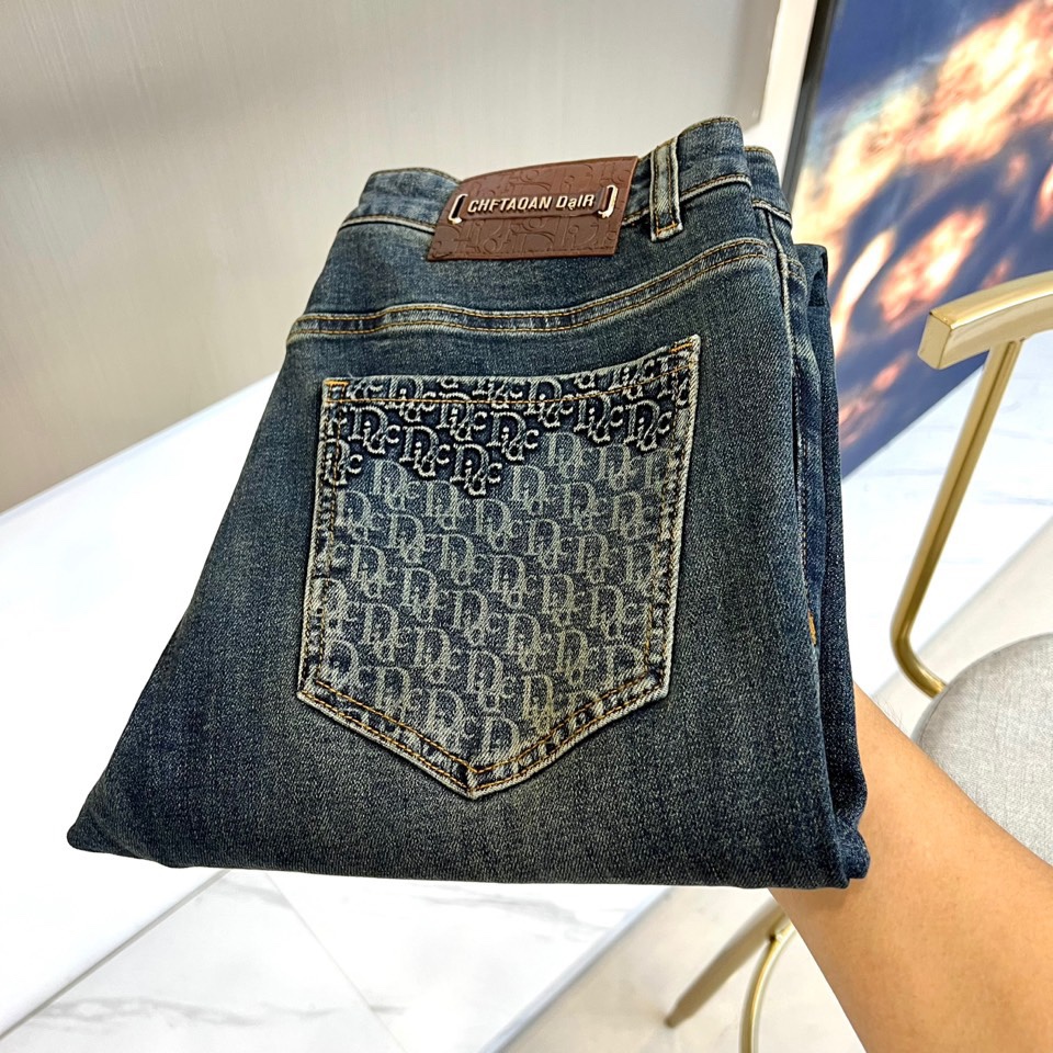 Dio迪奥、2025秋冬新品牛仔裤，以精湛工艺重新诠释经典丹宁单品。这款牛仔裤采用质感厚重的深蓝色牛仔面