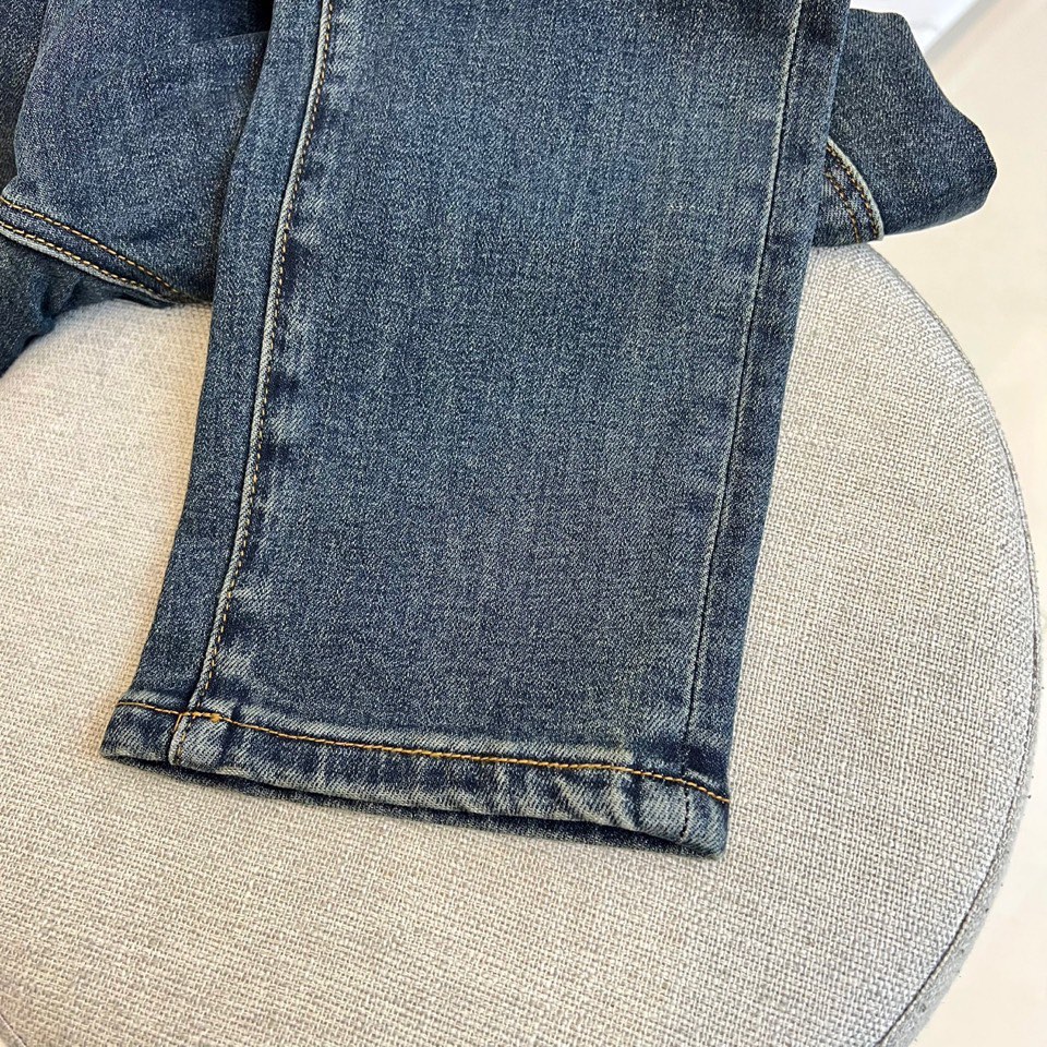 Dio迪奥、2025秋冬新品牛仔裤，以精湛工艺重新诠释经典丹宁单品。这款牛仔裤采用质感厚重的深蓝色牛仔面