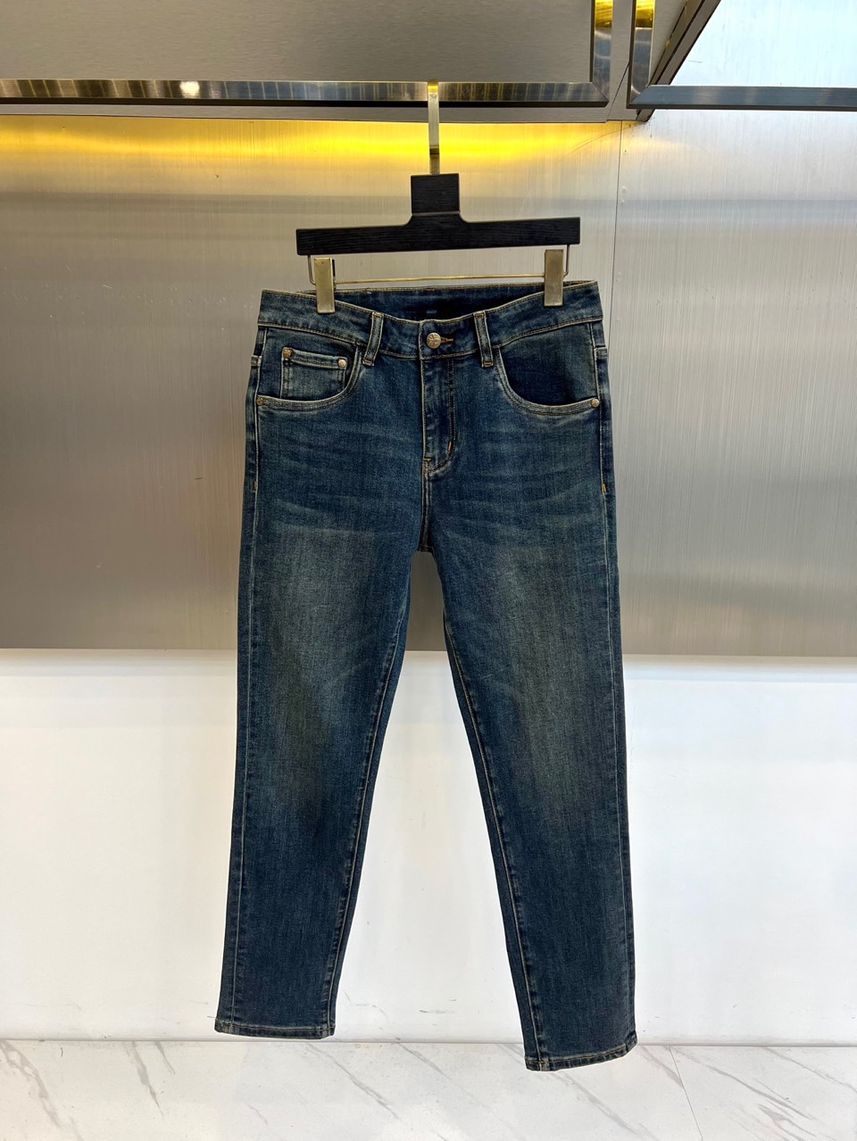 Dio迪奥、2025秋冬新品牛仔裤，以精湛工艺重新诠释经典丹宁单品。这款牛仔裤采用质感厚重的深蓝色牛仔面