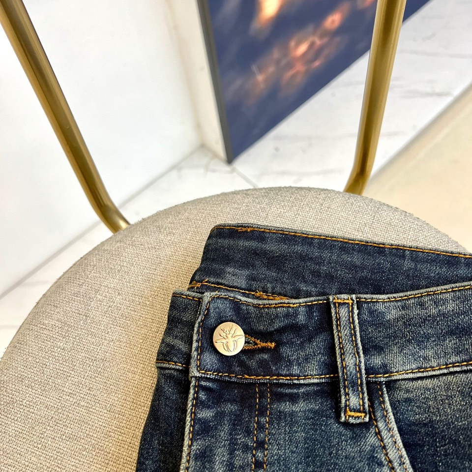 Dio迪奥、2025秋冬新品牛仔裤，以精湛工艺重新诠释经典丹宁单品。这款牛仔裤采用质感厚重的深蓝色牛仔面