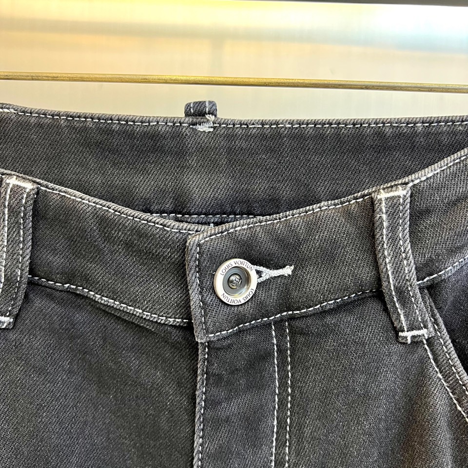 1v威登、2025秋冬新品推出黑色Monogram磨破工艺牛仔裤，以重工装饰工艺重塑丹宁单品的奢华定义。