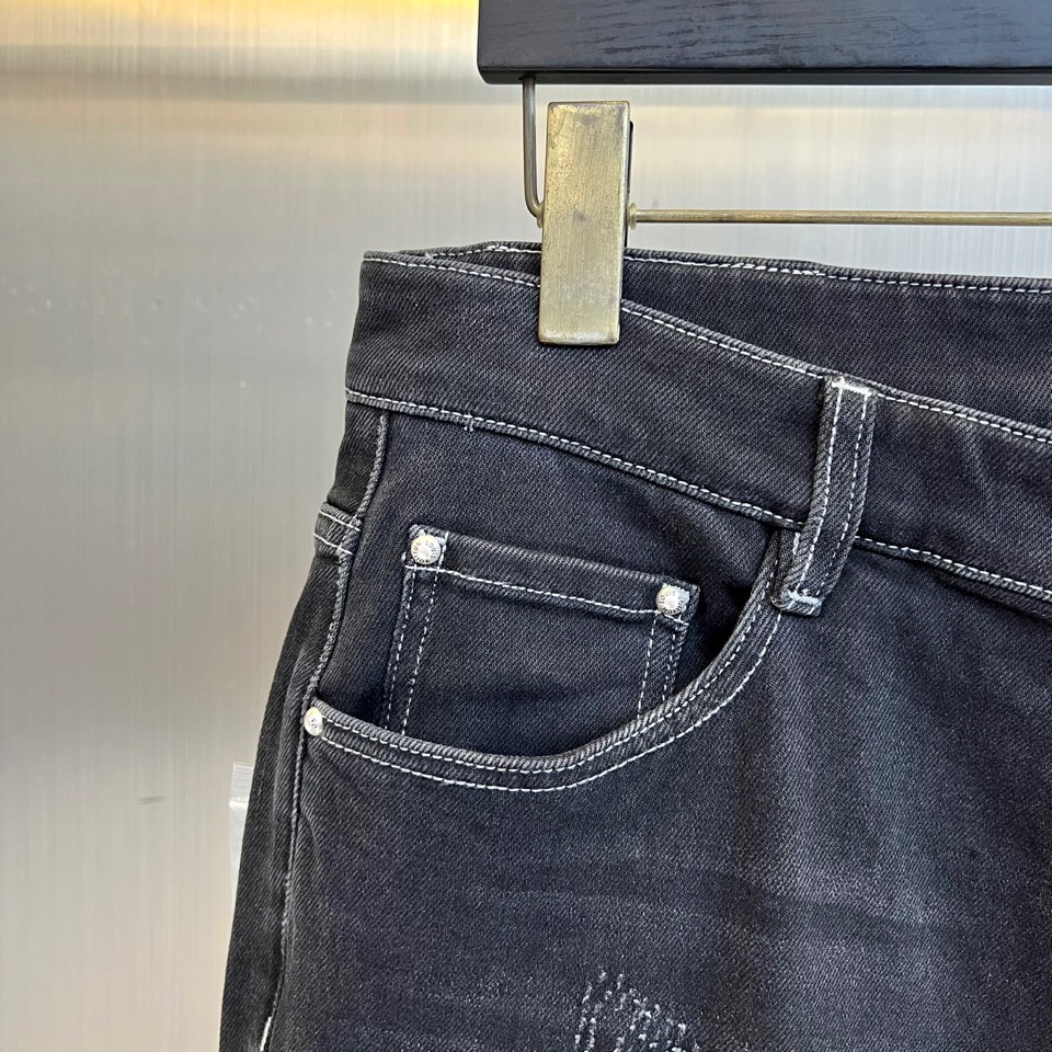 1v威登、2025秋冬新品推出黑色Monogram磨破工艺牛仔裤，以重工装饰工艺重塑丹宁单品的奢华定义。