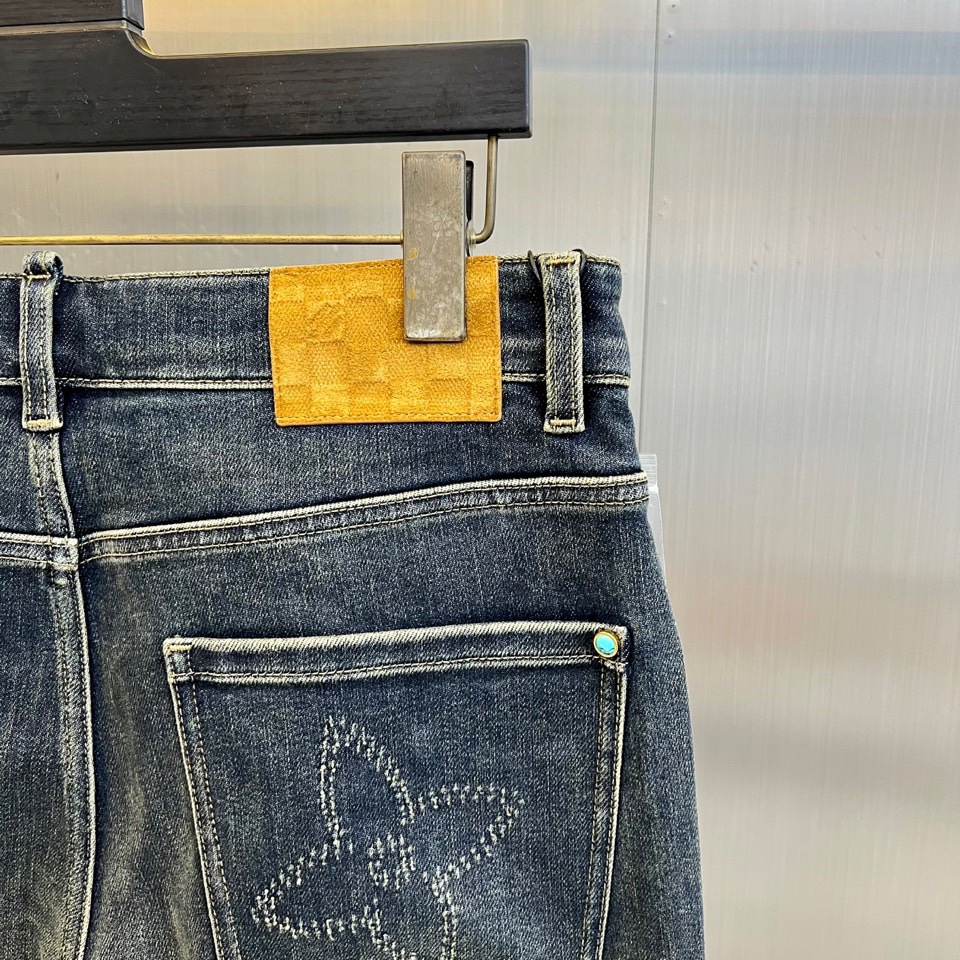 1v威登、2025秋冬新品推出黑色Monogram磨破工艺牛仔裤，以重工装饰工艺重塑丹宁单品的奢华定义。